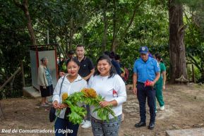 Familias nicaragüenses visitan a sus files difuntos en los distintos cementerios del país