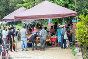 Familias nicaragüenses visitan a sus files difuntos en los distintos cementerios del país