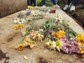 Familias nicaragüenses visitan a sus files difuntos en los distintos cementerios del país