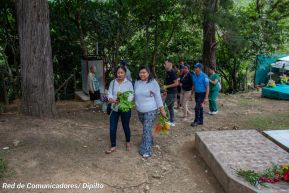 Familias nicaragüenses visitan a sus files difuntos en los distintos cementerios del país