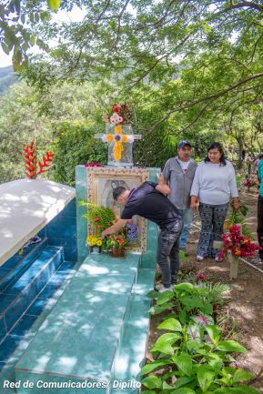 Familias nicaragüenses visitan a sus files difuntos en los distintos cementerios del país