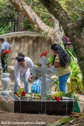 Familias nicaragüenses visitan a sus files difuntos en los distintos cementerios del país