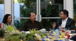 Presidente Daniel y Compañera Rosario se reúnen con directivos AMCHAM