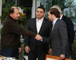 Presidente Daniel y Compañera Rosario se reúnen con directivos AMCHAM