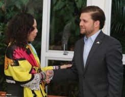 Presidente Daniel y Compañera Rosario se reúnen con directivos AMCHAM