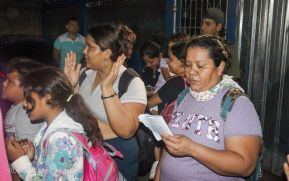 ¡María de Nicaragua, Nicaragua de María! Familias celebran la tradicional Gritería a la Purísima