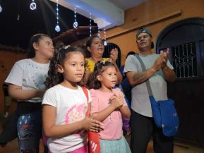 ¡María de Nicaragua, Nicaragua de María! Familias celebran la tradicional Gritería a la Purísima