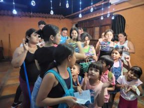 ¡María de Nicaragua, Nicaragua de María! Familias celebran la tradicional Gritería a la Purísima