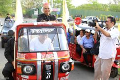 Comunidad Los Ladinos recibe jubilosa a Cardenal Leopoldo Brenes