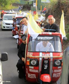 Comunidad Los Ladinos recibe jubilosa a Cardenal Leopoldo Brenes