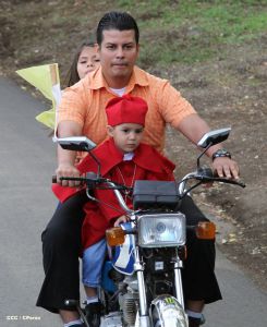 Comunidad Los Ladinos recibe jubilosa a Cardenal Leopoldo Brenes