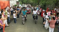 Comunidad Los Ladinos recibe jubilosa a Cardenal Leopoldo Brenes