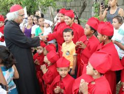 Comunidad Los Ladinos recibe jubilosa a Cardenal Leopoldo Brenes