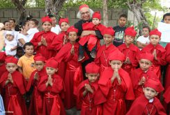 Comunidad Los Ladinos recibe jubilosa a Cardenal Leopoldo Brenes
