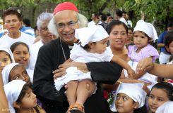 Comunidad Los Ladinos recibe jubilosa a Cardenal Leopoldo Brenes