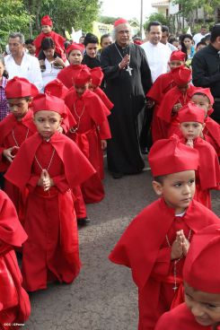 Comunidad Los Ladinos recibe jubilosa a Cardenal Leopoldo Brenes