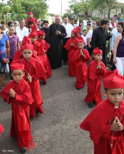 Comunidad Los Ladinos recibe jubilosa a Cardenal Leopoldo Brenes