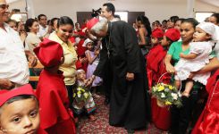 Comunidad Los Ladinos recibe jubilosa a Cardenal Leopoldo Brenes