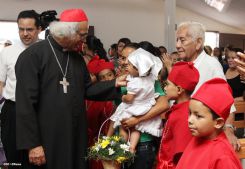Comunidad Los Ladinos recibe jubilosa a Cardenal Leopoldo Brenes