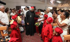 Comunidad Los Ladinos recibe jubilosa a Cardenal Leopoldo Brenes
