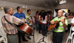 Comunidad Los Ladinos recibe jubilosa a Cardenal Leopoldo Brenes