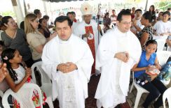 Comunidad Los Ladinos recibe jubilosa a Cardenal Leopoldo Brenes