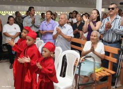 Comunidad Los Ladinos recibe jubilosa a Cardenal Leopoldo Brenes