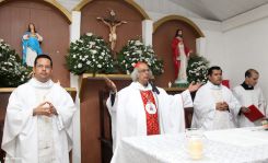 Comunidad Los Ladinos recibe jubilosa a Cardenal Leopoldo Brenes