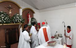 Comunidad Los Ladinos recibe jubilosa a Cardenal Leopoldo Brenes
