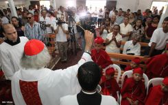 Comunidad Los Ladinos recibe jubilosa a Cardenal Leopoldo Brenes