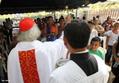 Comunidad Los Ladinos recibe jubilosa a Cardenal Leopoldo Brenes