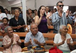 Comunidad Los Ladinos recibe jubilosa a Cardenal Leopoldo Brenes