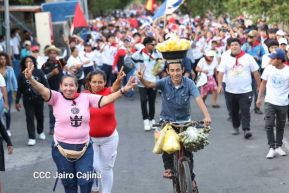 Caminata Colorida en homenaje al 45 aniversario de la Cruzada Nacional de Alfabetización