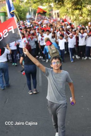 Caminata Colorida en homenaje al 45 aniversario de la Cruzada Nacional de Alfabetización