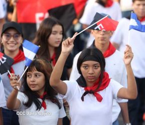 Caminata Colorida en homenaje al 45 aniversario de la Cruzada Nacional de Alfabetización