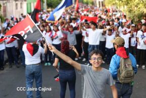 Caminata Colorida en homenaje al 45 aniversario de la Cruzada Nacional de Alfabetización