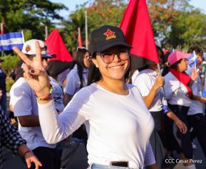 Caminata Colorida en homenaje al 45 aniversario de la Cruzada Nacional de Alfabetización