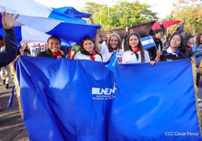 Caminata Colorida en homenaje al 45 aniversario de la Cruzada Nacional de Alfabetización