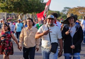 Caminata Colorida en homenaje al 45 aniversario de la Cruzada Nacional de Alfabetización