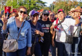 Caminata Colorida en homenaje al 45 aniversario de la Cruzada Nacional de Alfabetización