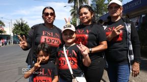 Familias nicaragüenses caminan como Pueblo Victorioso, Pueblo que Vence