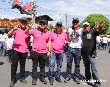 Familias nicaragüenses caminan como Pueblo Victorioso, Pueblo que Vence