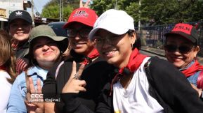 Familias nicaragüenses caminan como Pueblo Victorioso, Pueblo que Vence