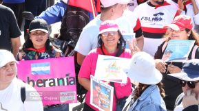 Familias nicaragüenses caminan como Pueblo Victorioso, Pueblo que Vence