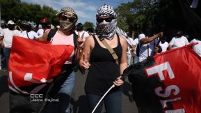 Familias nicaragüenses caminan como Pueblo Victorioso, Pueblo que Vence