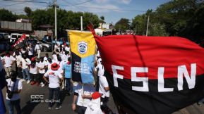 Familias nicaragüenses caminan como Pueblo Victorioso, Pueblo que Vence