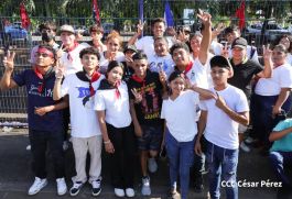 Familias nicaragüenses caminan como Pueblo Victorioso, Pueblo que Vence