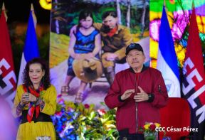 Entrega autobuses a transportistas en homenaje al Comandante Germán Pomares Ordóñez