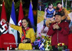 Entrega autobuses a transportistas en homenaje al Comandante Germán Pomares Ordóñez