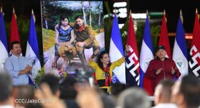 Entrega autobuses a transportistas en homenaje al Comandante Germán Pomares Ordóñez